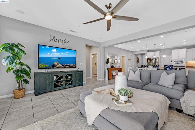 1589 Friendly St, Manteca CA: https://media.crmls.org/mediaz/f970e50b-2cff-4225-b557-d6cfa4f12158.jpg