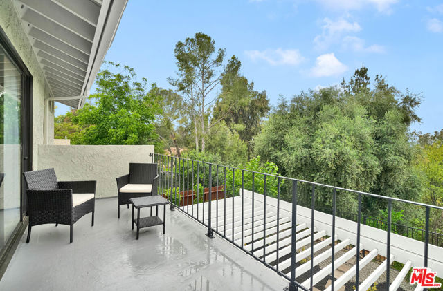 1059 Hillview Circle, Simi Valley CA: https://media.crmls.org/mediaz/f971de07-b842-458e-a8ed-439080254a7d.jpg