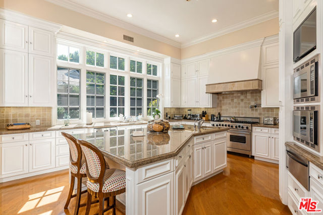 5200 Encino Avenue, Encino CA: https://media.crmls.org/mediaz/f972adb0-3883-427e-babd-0cac122c342f.jpg