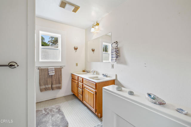 3781 N Highway 1, Albion CA: https://media.crmls.org/mediaz/f9745996-252d-41dd-956a-91e2186f1906.jpg