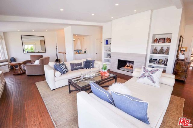 218 Montreal Street, Playa del Rey CA: https://media.crmls.org/mediaz/f9749463-c4f6-4c52-ac8a-20ecc0176574.jpg