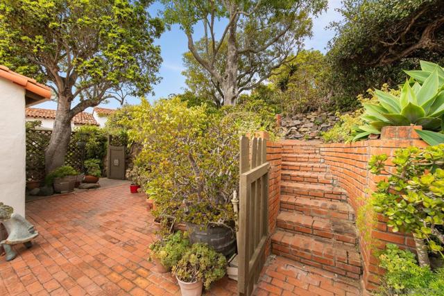 7520 Hillside Dr, La Jolla CA: https://media.crmls.org/mediaz/f974a09f-2b50-4c2a-bdba-2fc24201fada.jpg
