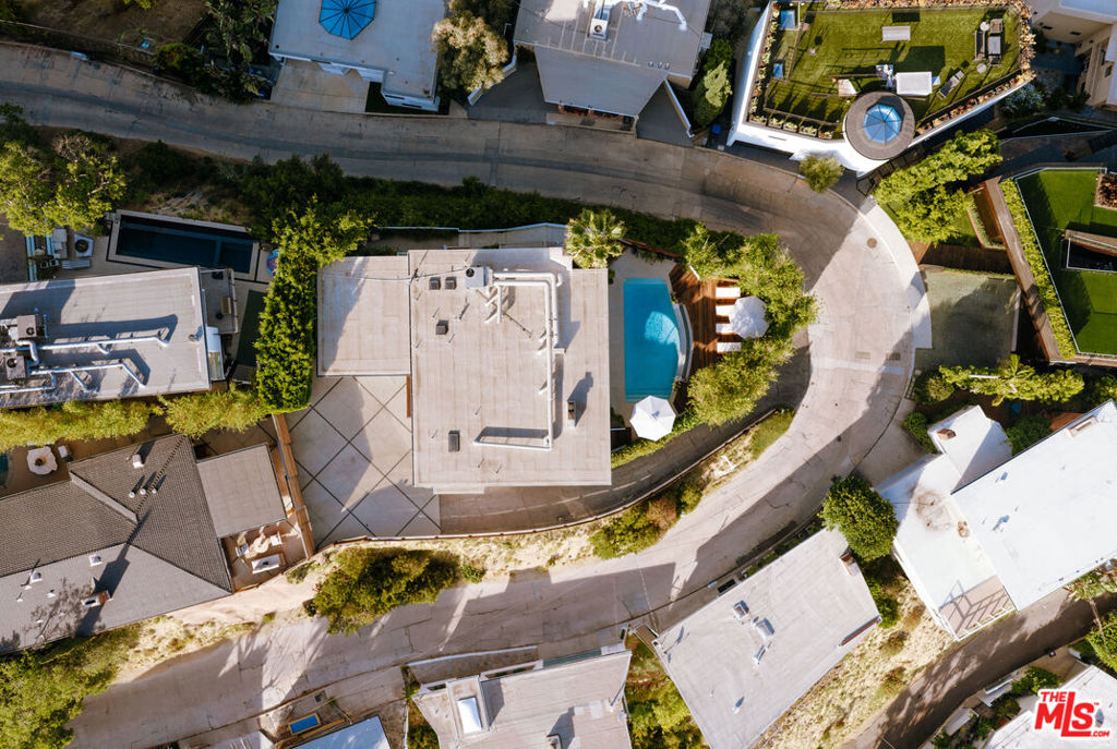 https://media.crmls.org/mediaz/f975418c-9d2d-4af6-a8a2-d52115c50e37.jpg?preset=X-Large