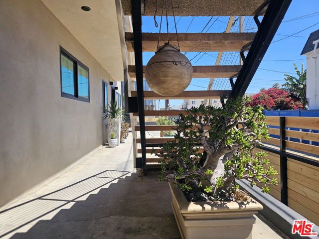 17 Sunset Avenue, Venice CA: https://media.crmls.org/mediaz/f9755168-888e-48c1-9a73-b1dbb0d720d9.jpg