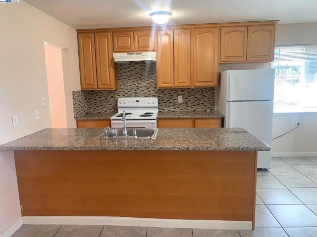 20240 Wisteria St, Castro Valley CA: https://media.crmls.org/mediaz/f975df97-6363-4682-a85a-0b2bcffd5e48.jpg