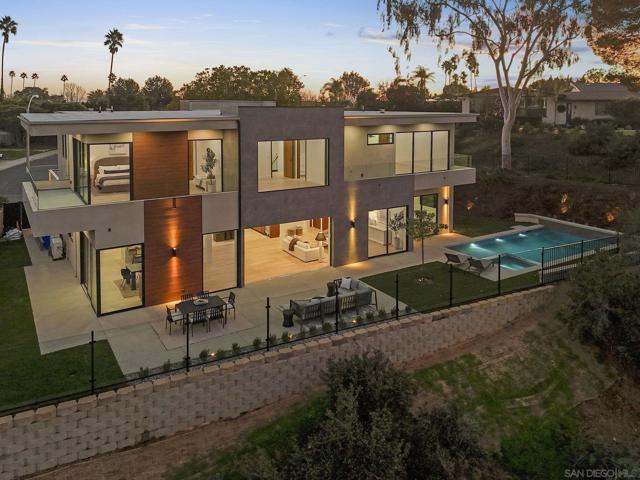 2448 Sagebrush Ct, La Jolla CA: https://media.crmls.org/mediaz/f979b170-91f5-4c1a-a656-31589eeab4d2.jpg