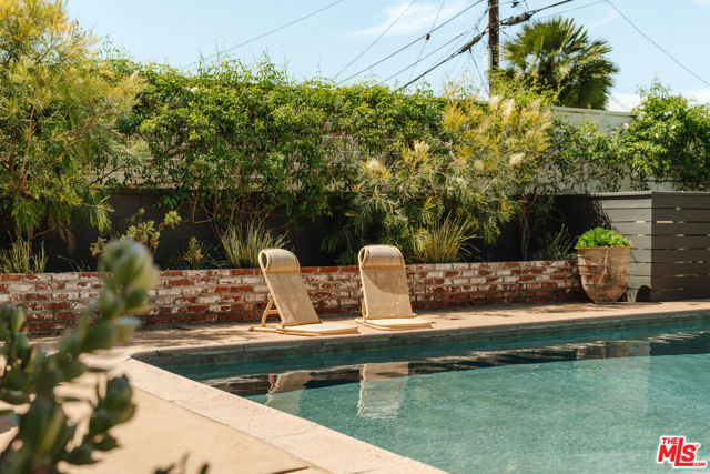 5635 S Chariton Avenue, Los Angeles CA: https://media.crmls.org/mediaz/f979f28d-4b5e-43f0-8c40-d9dfb4ff677c.jpg