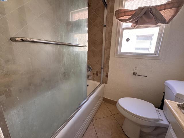 1527 77th Ave, Oakland CA: https://media.crmls.org/mediaz/f979f6a9-ad05-4b8e-befa-afd7b21f21d9.jpg