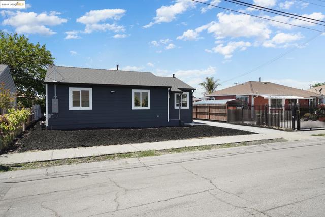 278 Cairo Rd, Oakland CA: https://media.crmls.org/mediaz/f97b5f93-89ce-45df-be3a-9f0d84bbe0a7.jpg