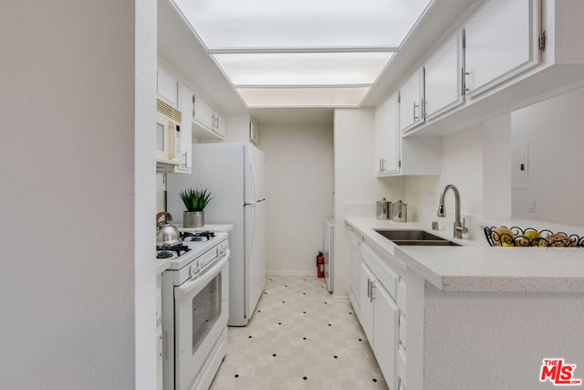 424 Oak Street, 324 photo 7