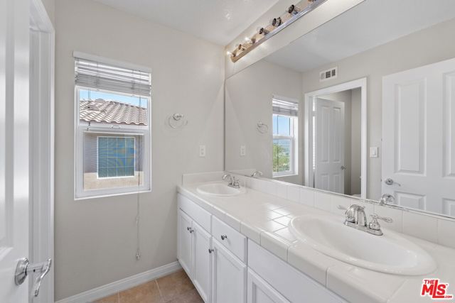 19723 Ellis Henry Court, Santa Clarita CA: https://media.crmls.org/mediaz/f97b7e3c-79a7-4b40-aff0-7d6527d3c050.jpg