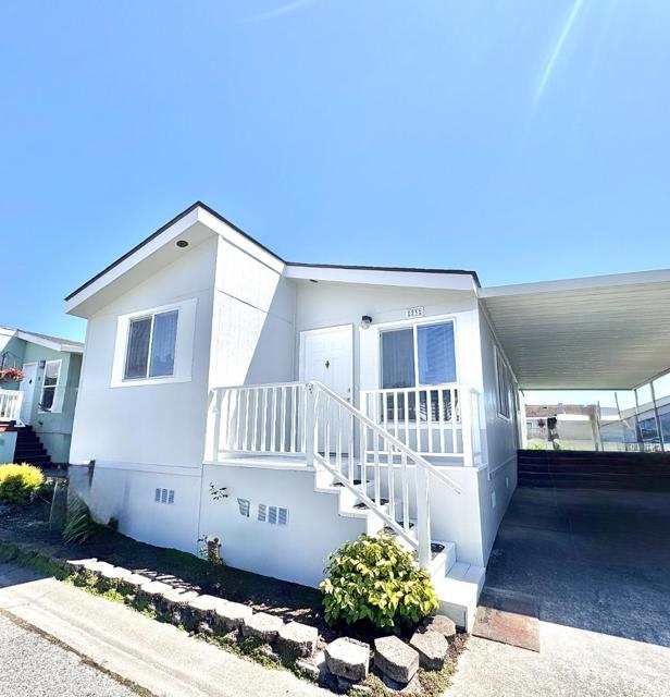 23 Sea Breeze Drive, Half Moon Bay CA: https://media.crmls.org/mediaz/f97cd6ad-8359-4132-a452-fedc2fa51def.jpg