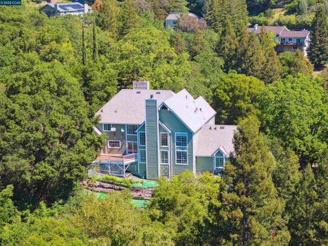 29 Heather Lane, Orinda CA: https://media.crmls.org/mediaz/f97d3f61-a4c8-4547-9eda-aa689124aae5.jpg