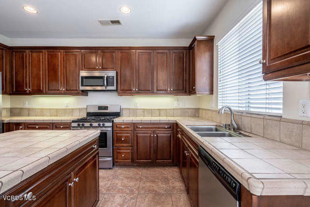 3003 Naples Drive, Oxnard CA: https://media.crmls.org/mediaz/f97e5fc2-c806-465b-94fe-574960b92772.jpg