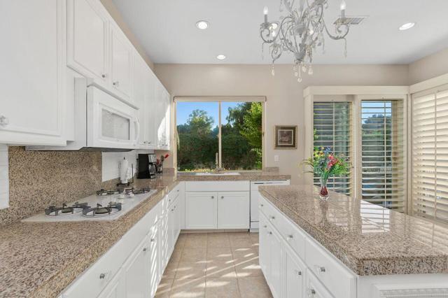 205 Kavenish Drive, Rancho Mirage CA: https://media.crmls.org/mediaz/f97e61d2-67bd-4518-897a-53931deff45a.jpg