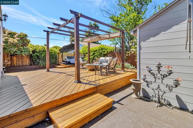 5411 Garvin Ave, Richmond CA: https://media.crmls.org/mediaz/f97e83bb-0a56-4c2d-97b0-f002745b6732.jpg