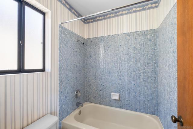 2818 Forest View Way, Carlsbad CA: https://media.crmls.org/mediaz/f9806a40-0e75-4cfb-a4bd-ef4112368346.jpg