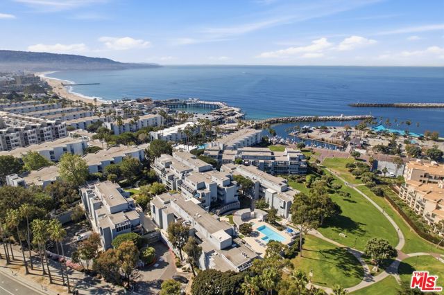 240 The, Redondo Beach CA: https://media.crmls.org/mediaz/f980aead-ff76-4fa5-8867-a4e1c017d906.jpg