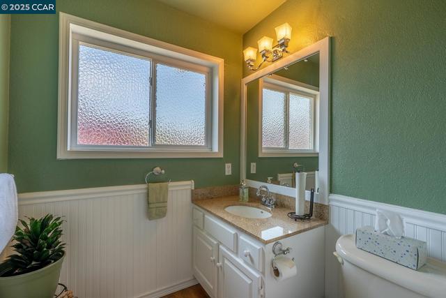 6082 Slopeview Ct, Castro Valley CA: https://media.crmls.org/mediaz/f9813ded-aec7-4ddb-a9bb-c8a990aa341c.jpg