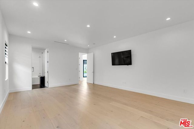5456 Hazeltine Avenue, Sherman Oaks CA: https://media.crmls.org/mediaz/f981874d-0b95-4f4f-a947-b76b3d7445b4.jpg