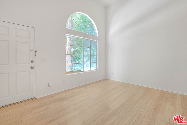 8741 Darby Avenue, Northridge CA: https://media.crmls.org/mediaz/f9837743-fcfb-4c91-85d5-720086e21b4c.jpg