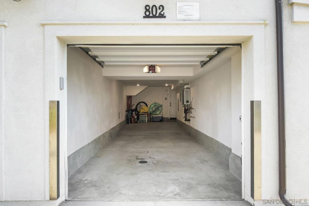 https://media.crmls.org/mediaz/f983d14c-025c-44c0-9410-395c6b6c6109.jpg?preset=X-Large