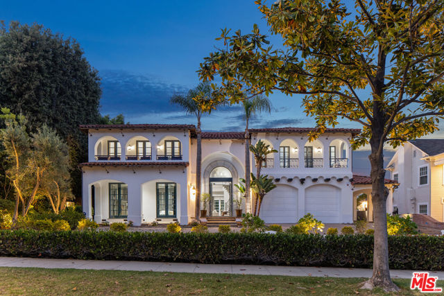 706 N Crescent Drive, Beverly Hills CA: https://media.crmls.org/mediaz/f9859954-5eda-4788-bb5c-3ee3f9492892.jpg