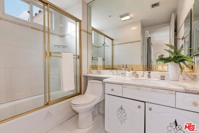 110 N Oakhurst Drive, Beverly Hills CA: https://media.crmls.org/mediaz/f9868165-01f5-40b9-ba06-6f982425f67e.jpg