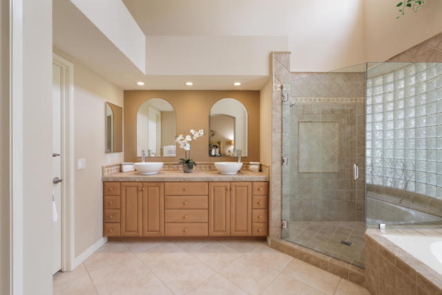 101 Desert Falls Drive, Palm Desert CA: https://media.crmls.org/mediaz/f9875cd4-58f5-4c49-90fe-745300c86d9b.jpg