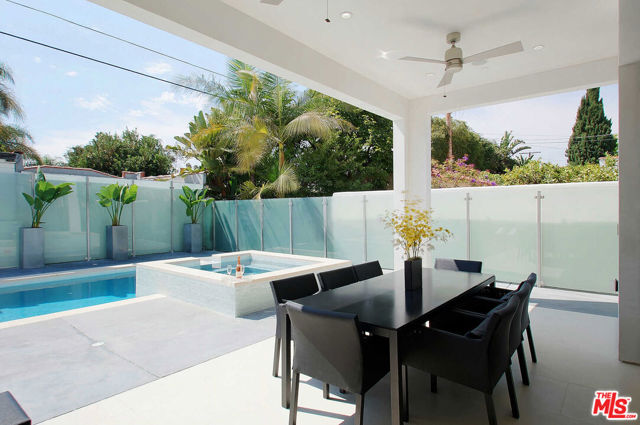 429 N Sweetzer Avenue, Los Angeles CA: https://media.crmls.org/mediaz/f987606b-d278-40db-b01e-8a700515d466.jpg
