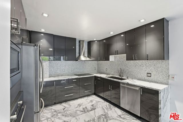1100 Alta Loma Road, West Hollywood CA: https://media.crmls.org/mediaz/f987707b-36d1-4534-b958-cd7109bdf248.jpg