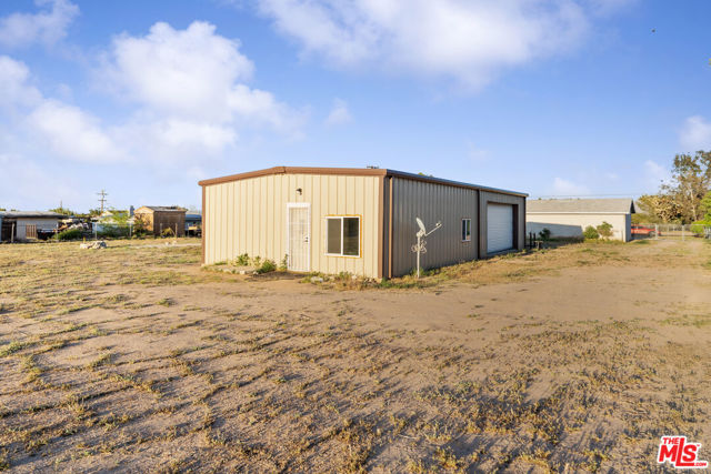 9256 6th Avenue, Hesperia CA: https://media.crmls.org/mediaz/f9877900-bee8-418f-aaca-647a94b7e827.jpg