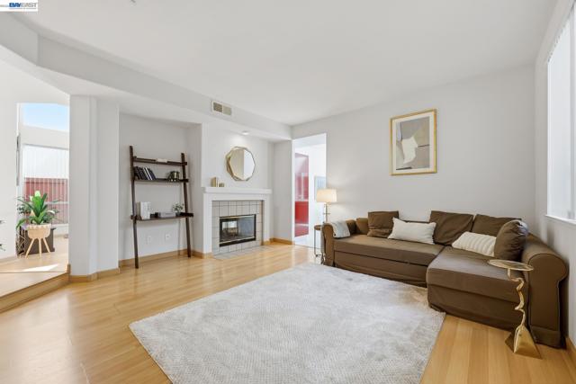 906 Vista Pointe Dr, San Ramon CA: https://media.crmls.org/mediaz/f9878f0f-9915-4b45-b12b-4b68b4695d8c.jpg