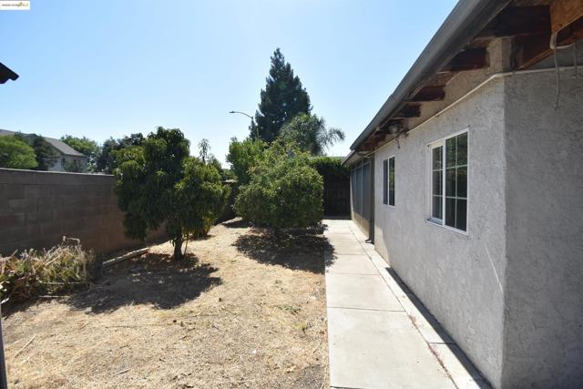 2960 Hebron Ln, Stockton CA: https://media.crmls.org/mediaz/f987be1c-0139-485e-b1c6-014b1f8b2c1e.jpg