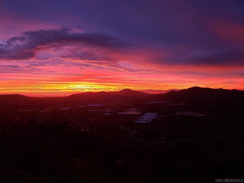 https://media.crmls.org/mediaz/f98a4c92-9e11-4d2a-841c-41353da91ee1.jpg?preset=X-Large