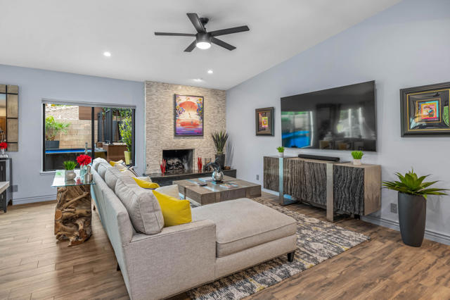 1289 E Caleta Way, Palm Springs CA: https://media.crmls.org/mediaz/f98a7397-e2d4-453f-bcd9-598c609552ff.jpg