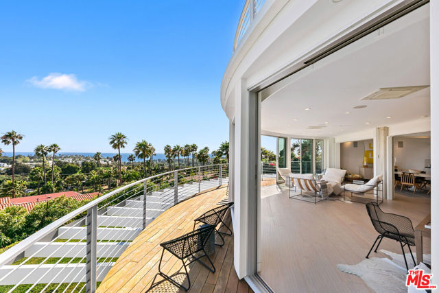 6375 Gayton Place, Malibu CA: https://media.crmls.org/mediaz/f98b173e-d04f-4b97-b120-501af98633f9.jpg