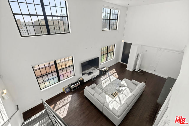 746 S Los Angeles Street, Los Angeles CA: https://media.crmls.org/mediaz/f98b3502-e37f-42d6-8269-7fa274eba273.jpg