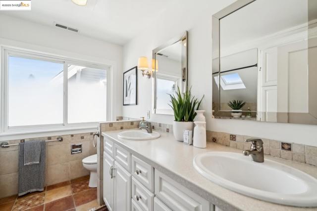 5490 Kales AVE, Oakland CA: https://media.crmls.org/mediaz/f98b8115-2da6-46e4-847a-bbdc9afce410.jpg