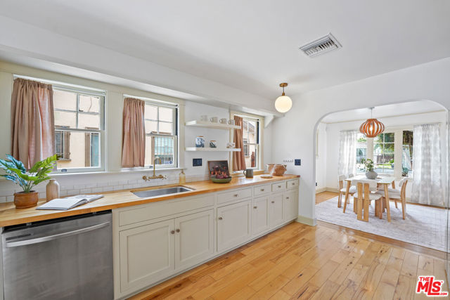 2843 Virginia Road, Los Angeles CA: https://media.crmls.org/mediaz/f98c7907-bd48-42bb-96b1-01d9359d2bb1.jpg