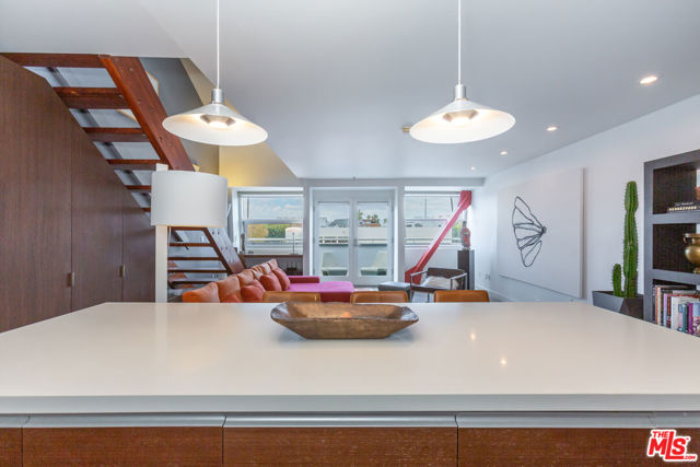 615 Hampton Drive, Venice CA: https://media.crmls.org/mediaz/f98c8b34-87fa-42eb-b041-d184dd2569f0.jpg