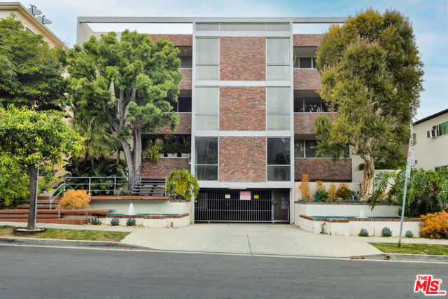 7949 Selma Avenue, West Hollywood CA: https://media.crmls.org/mediaz/f98c9067-b36f-427d-9209-d60d1332ad0d.jpg