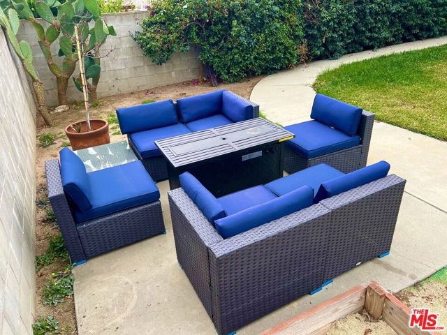 328 E Plymouth Street, Inglewood CA: https://media.crmls.org/mediaz/f98d9bd7-ed65-42e5-8db5-202701827d0b.jpg