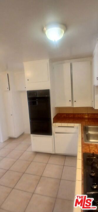4106 Rosewood Avenue, Los Angeles CA: https://media.crmls.org/mediaz/f98e4f17-f7e6-45fa-8433-17c86e2d3176.jpg