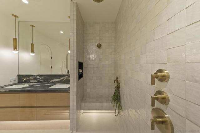 4223 Middlesex Dr, San Diego CA: https://media.crmls.org/mediaz/f98e861e-f550-453d-8af1-595670bd697d.jpg