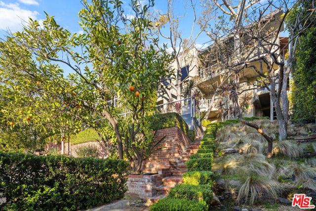 1415 Summitridge Drive, Beverly Hills CA: https://media.crmls.org/mediaz/f98ed28f-9e70-4120-ad72-acb826f89208.jpg