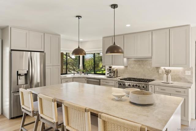 6489 Caminito Catalan, La Jolla CA: https://media.crmls.org/mediaz/f98ee918-a9cc-4fe7-8b27-3cae032ace1f.jpg