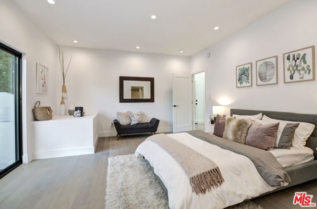 3712 Berry Drive, Studio City CA: https://media.crmls.org/mediaz/f98f40db-5221-4cae-94fe-6338ad374e4b.jpg