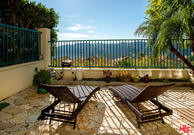 16724 Calle Arbolada, Pacific Palisades CA: https://media.crmls.org/mediaz/f990e98d-e9e2-4174-a551-a7dda323e981.jpg