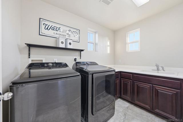 2923 Oro Blanco Cir, Escondido CA: https://media.crmls.org/mediaz/f9912ad8-163b-4b53-be86-35268e1e67a1.jpg